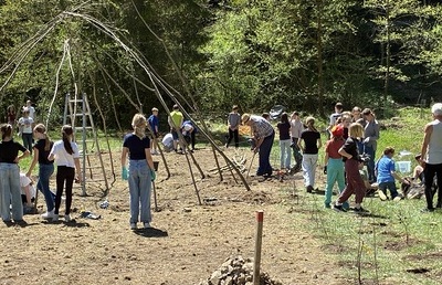 Zahlreiche Menschen erschaffen gemeinsam einen Ort, der Menschen jeden Alters einlädt, Natur bewusst zu erleben.