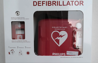 Ein Defibrillator korrigiert Herzrhythmusstörungen, die aufgrund zu hoher Herzfrequenz entstehen.