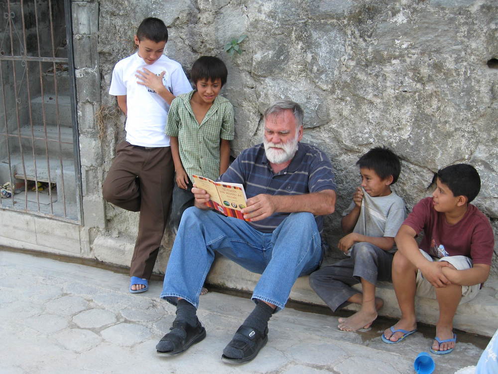 Pater Gerhard mit den Kindern aus der Partnerpfarre in El Salvador